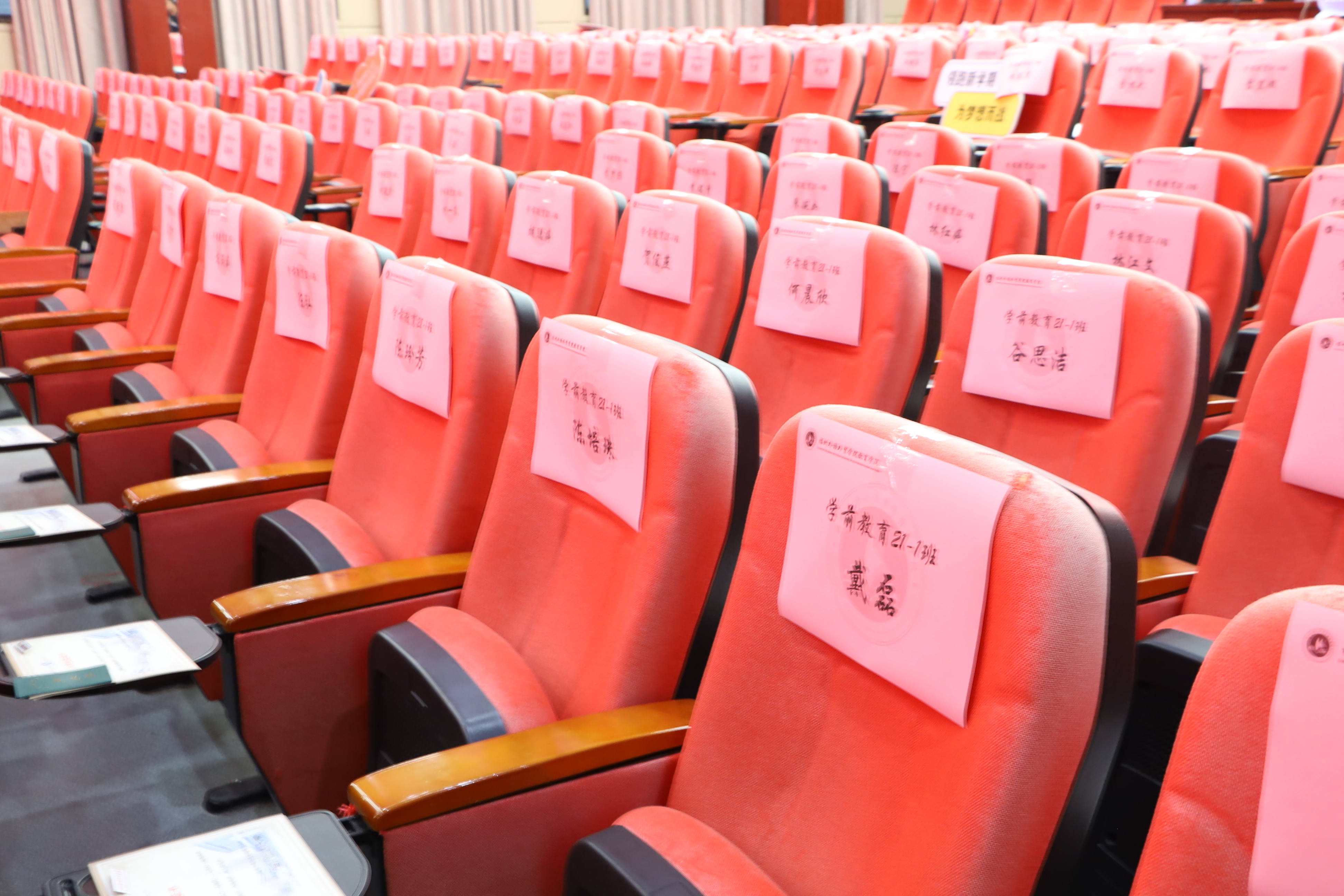 首页 新闻资讯 福外要闻  正文入学纪念证书 写有新生名字的座位签